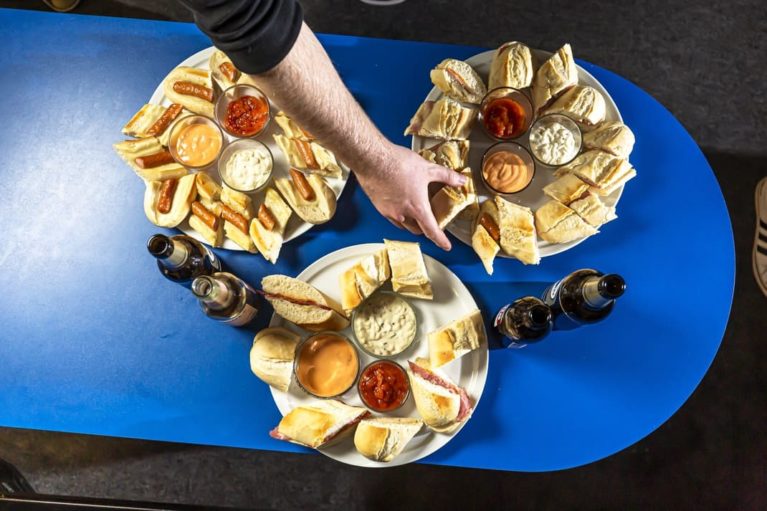 Baguettes und Bierflaschen, von oben fotografiert